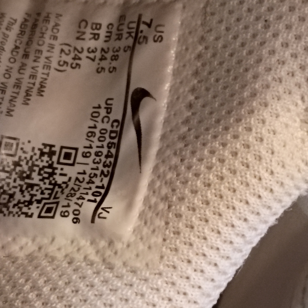 Nike Air Max Excee shoes in the White/Black/Pure Platinum colorway - Picture 11 of 11